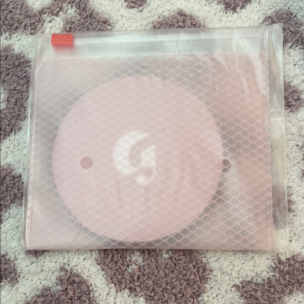 NWB: Limited Edition Glossier Pocket Mirror with Pouch - Picture 3 of 4